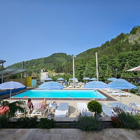 Pensiunea Tobo Baia de Fier Esterno foto