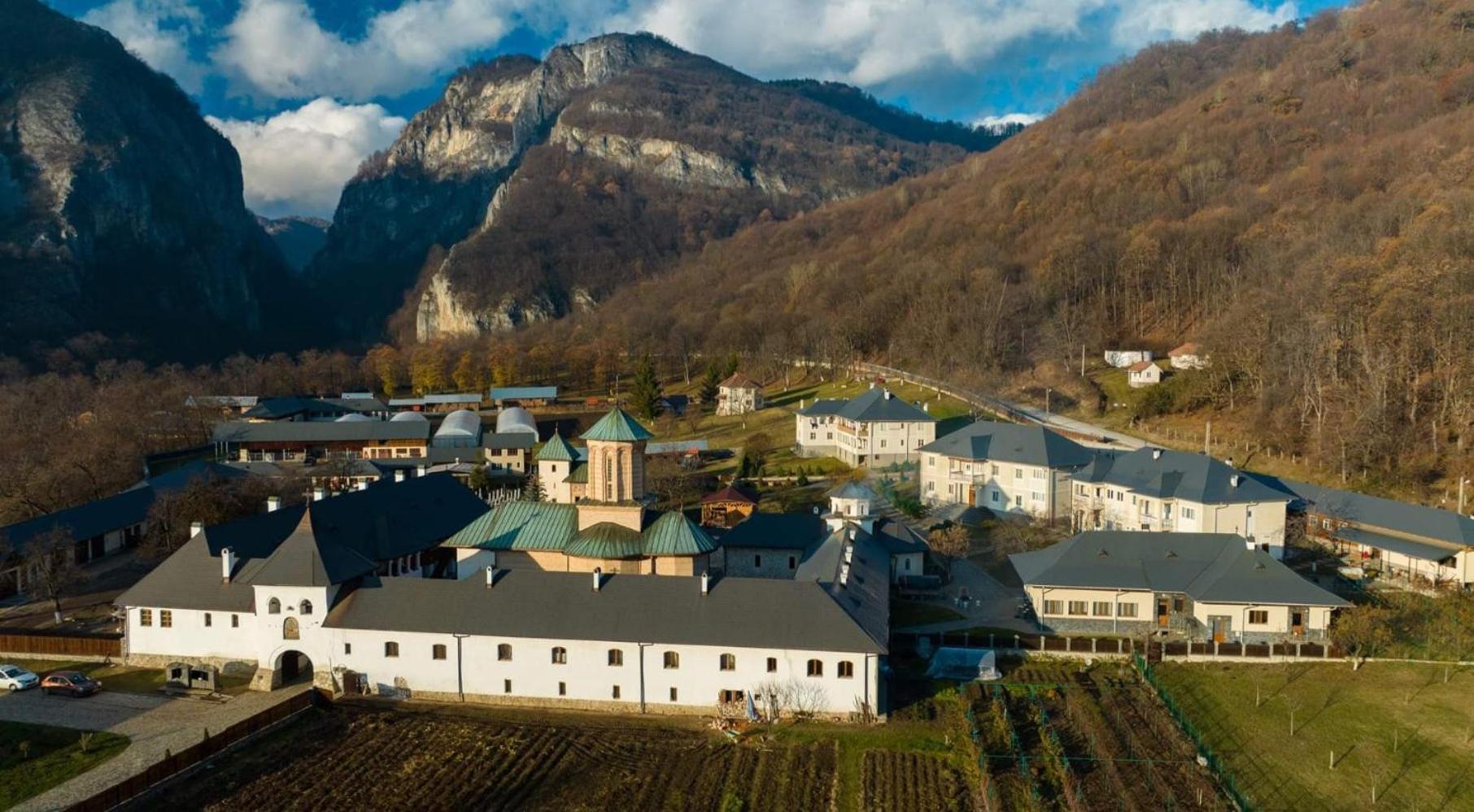 Pensiunea Tobo Baia de Fier Esterno foto